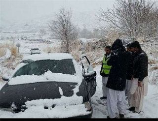 بارش باران و برف در جاده های شمالی کشور